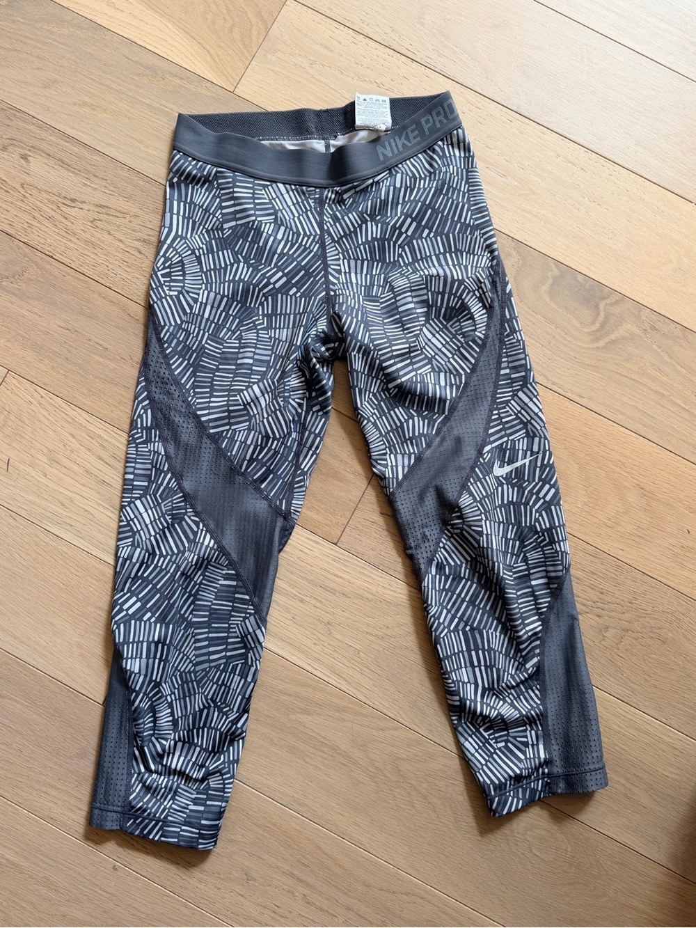 Nike hypercool dri-fit women’s cropped leggings - size medium